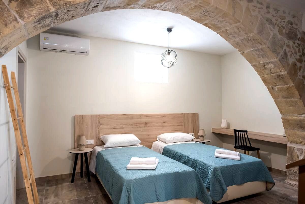 bedroom 2 dina's cottage, veryland