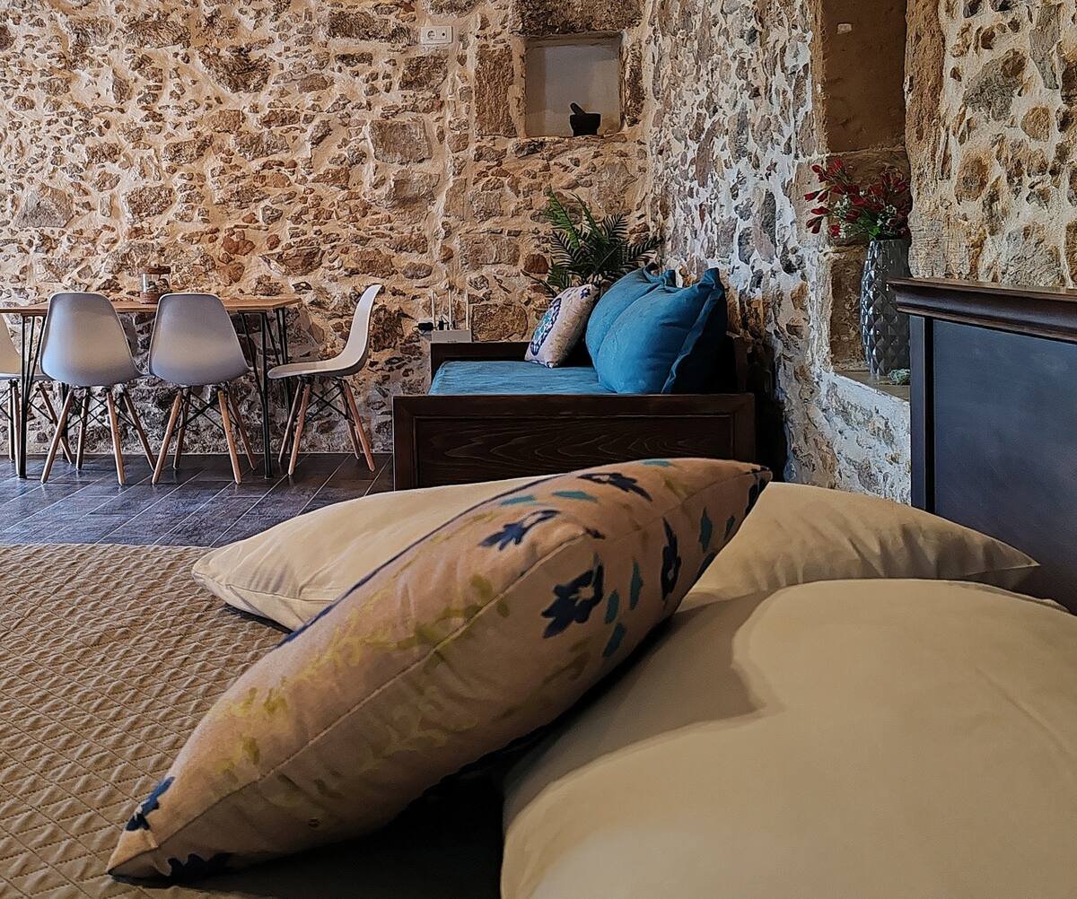 sofa iakovos's cottage, veryland